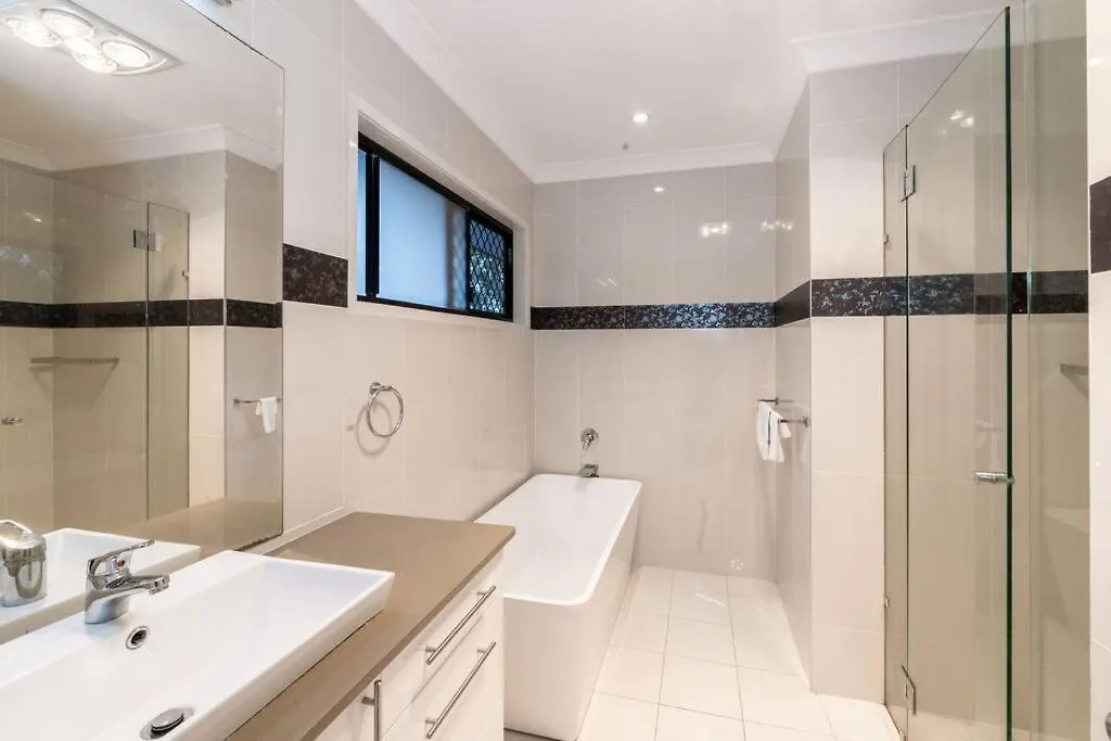 Апартаменты Spacious 5Br 3Ba Home W Parking And Yard In Sunnybank - S4 Брисбен Австралия