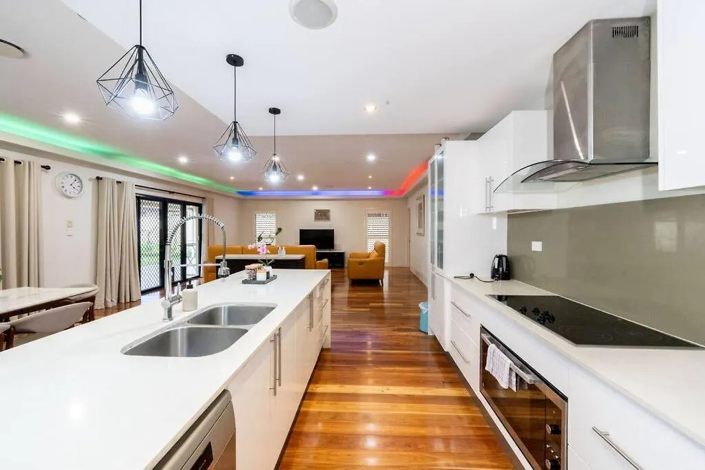 Апартаменты Spacious 5Br 3Ba Home W Parking And Yard In Sunnybank - S4 Брисбен