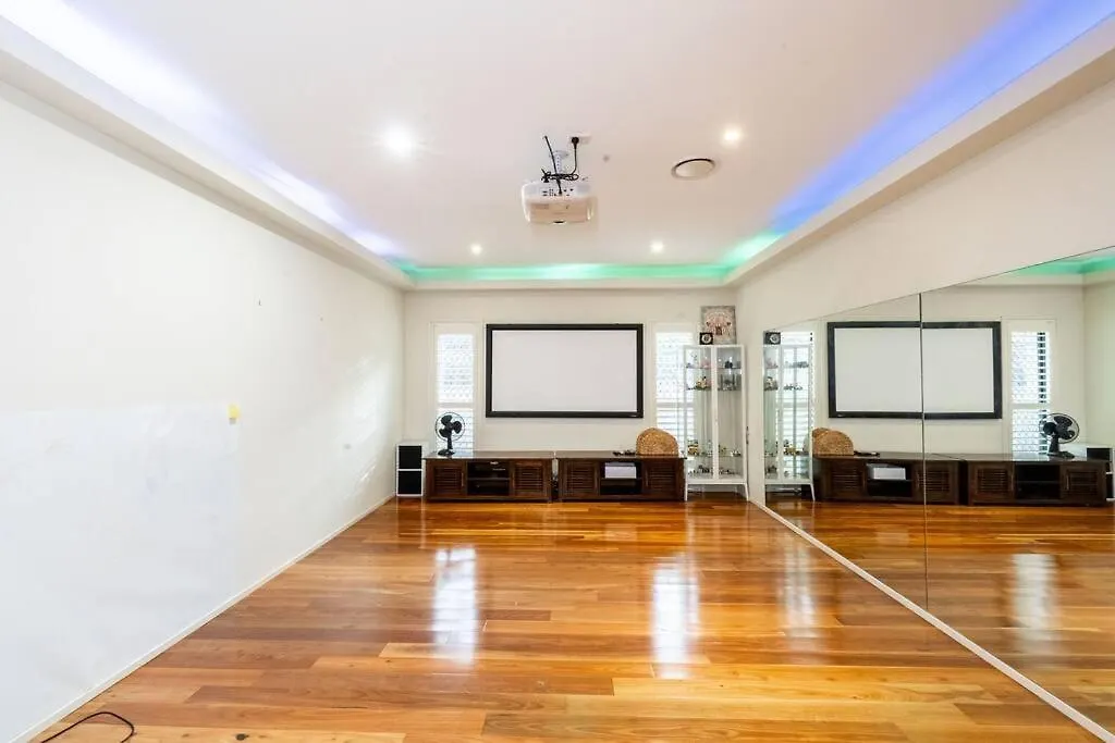 Spacious 5Br 3Ba Home W Parking And Yard In Sunnybank - S4 Брисбен
